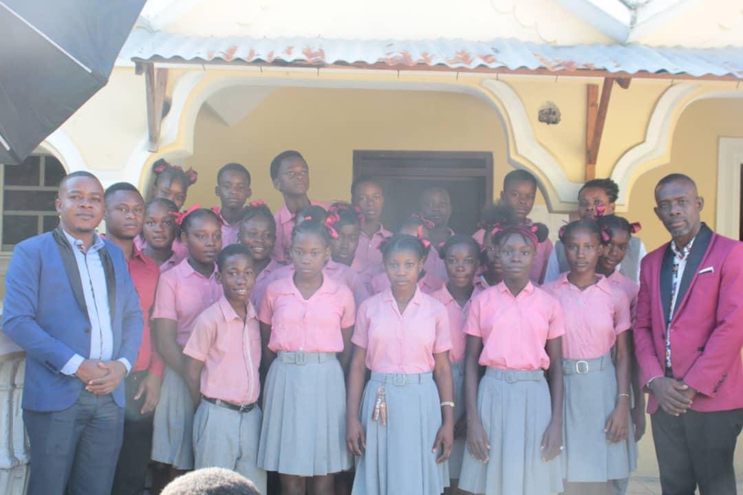 Équipe et enfants en Haïti